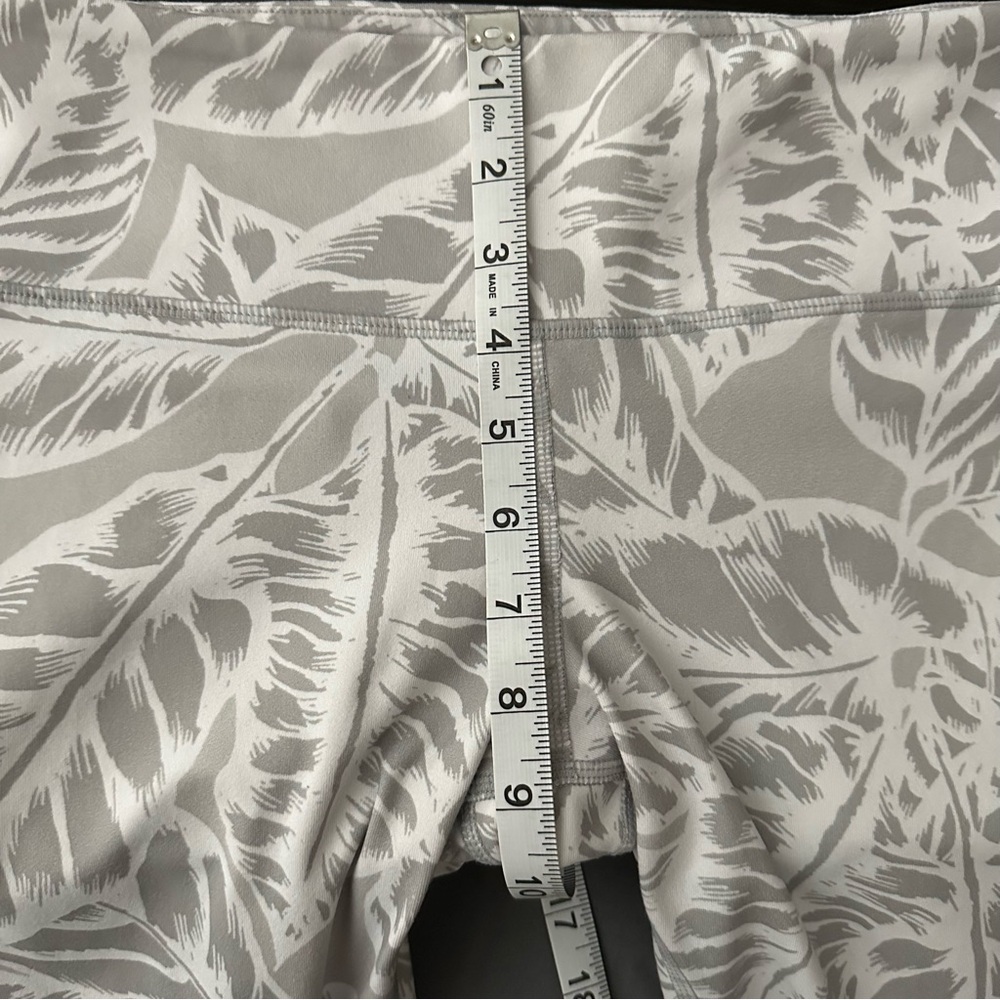 ALO Yoga Goddess Leggings Size Large Gray and White Palm Leaf Print and White - Picture 9 of 9